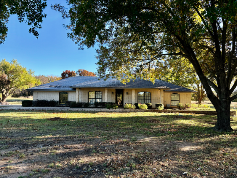 3109 S Roadrunner Ct in Granbury, TX - Building Photo