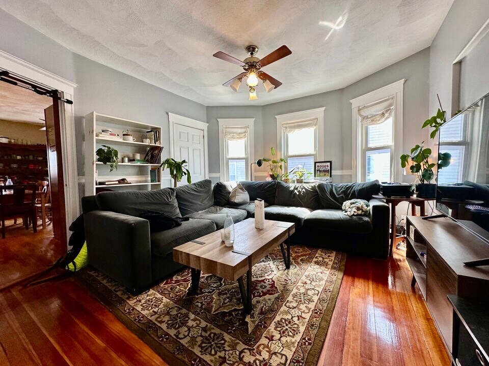 121 Lowell St, Unit 2 in Somerville, MA - Foto de edificio