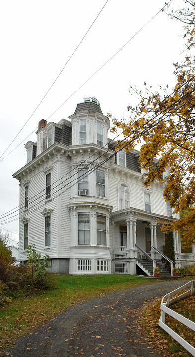 8 Chatham St in Kinderhook, NY - Building Photo