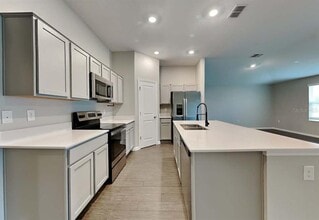 10018 N Hartts Dr in Tampa, FL - Building Photo - Building Photo