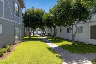 View Apartments in San Diego, CA - Foto de edificio - Building Photo
