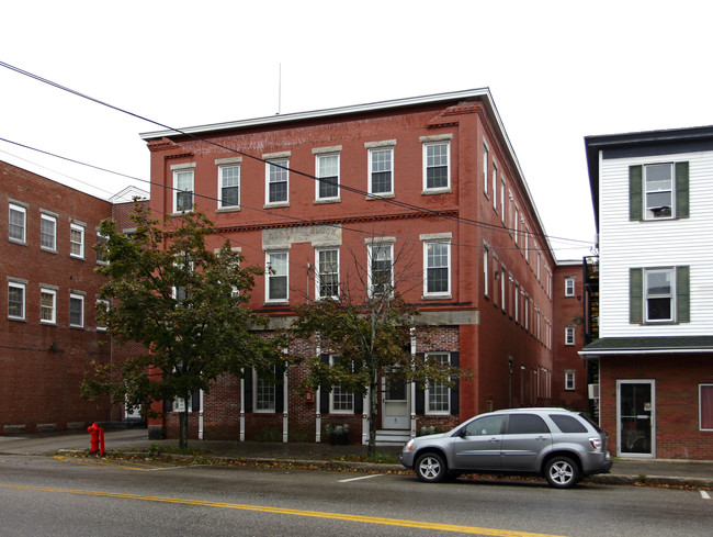 5 Central St in Farmington, NH - Foto de edificio - Building Photo