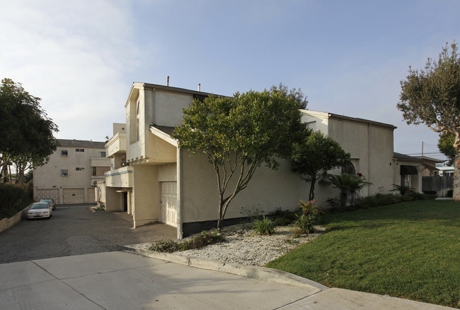 Ocean House Apartments in Costa Mesa, CA - Building Photo - Building Photo