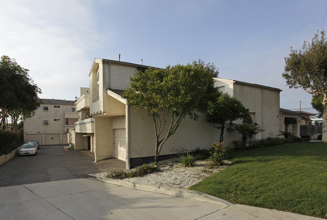 Ocean House Apartments in Costa Mesa, CA - Foto de edificio - Building Photo