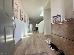 137 Rohan Crst Ave in Henderson, NV - Building Photo - Building Photo