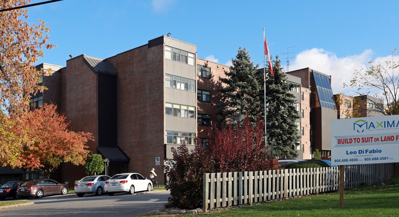 The Fairways Condo in St Catharines, ON - Building Photo