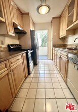 5330 Zelzah Ave-Unit -4 in Los Angeles, CA - Foto de edificio - Building Photo
