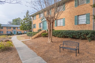 3057 Pharr Court Condos in Atlanta, GA - Foto de edificio - Building Photo