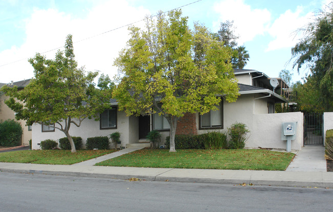 3275 Brookdale Dr in Santa Clara, CA - Foto de edificio - Building Photo