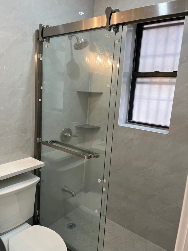 4048 Hampton St in Elmhurst, NY - Foto de edificio - Building Photo