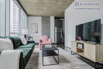 215 W Lake St in Chicago, IL - Foto de edificio - Building Photo