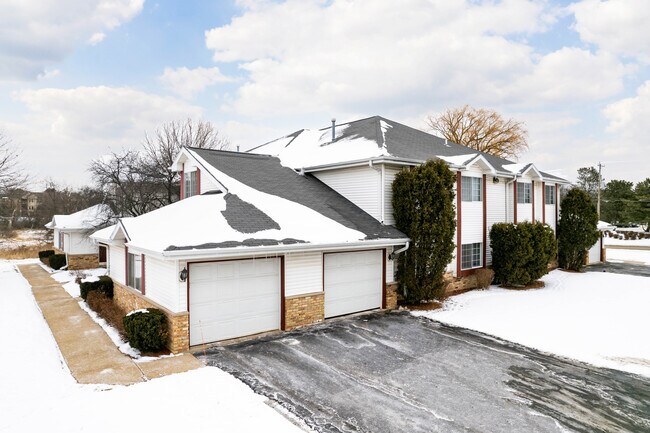 Brookfield Creeks - 55+Community in Brookfield, WI - Foto de edificio - Primary Photo