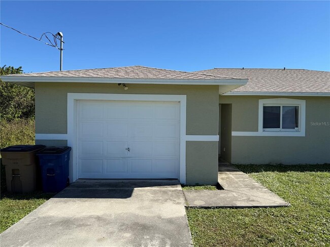 1129 Graystone Ave in Lehigh Acres, FL - Foto de edificio - Building Photo