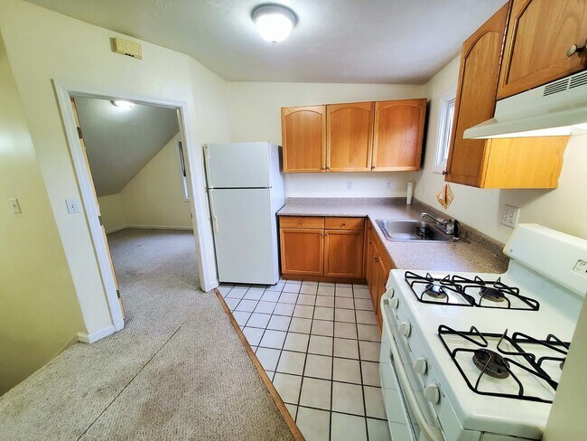 713 Somerset Ave, Unit 3 in Taunton, MA - Foto de edificio - Building Photo