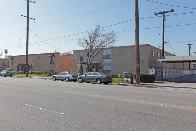 229 Woodruff Apartments in Bellflower, CA - Building Photo - Building Photo