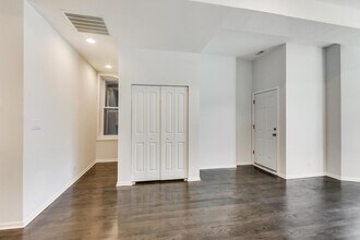 1448 N Washtenaw Ave, Unit 2 in Chicago, IL - Building Photo - Building Photo