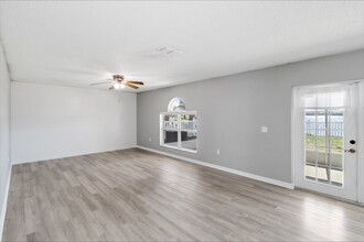 12757 Lake Vista Dr in Gibsonton, FL - Building Photo - Building Photo