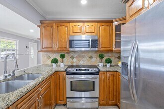 3240 SW 69th Ave in Miami, FL - Foto de edificio - Building Photo