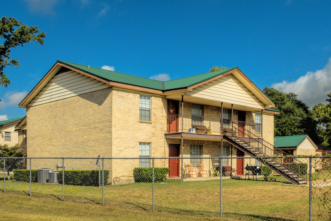 100 Lamar St in Willis, TX - Building Photo