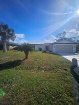 521 Meridan Ave NW in Port Charlotte, FL - Building Photo