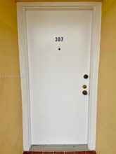 8881 Fontainebleau Blvd-Unit -307-A in Miami, FL - Foto de edificio - Building Photo