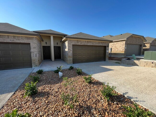 10015 Westover Bluff in San Antonio, TX - Building Photo - Building Photo