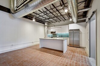 215 Coca-Cola Pl in San Antonio, TX - Foto de edificio - Building Photo