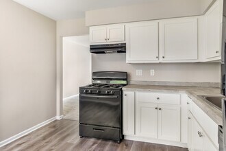 240 W Newhall Ave in Waukesha, WI - Building Photo - Building Photo