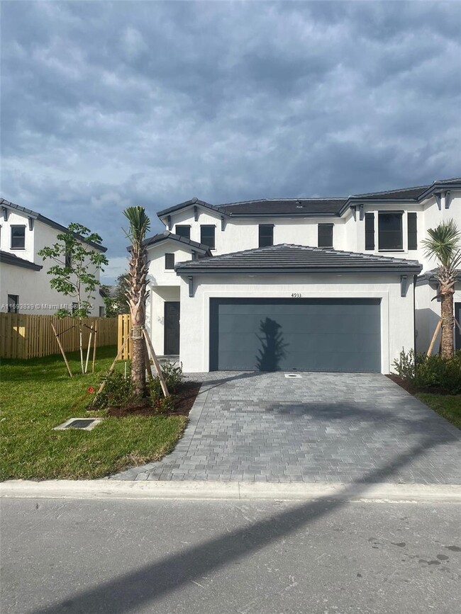 4933 Oakmont Dr in Davie, FL - Foto de edificio - Building Photo