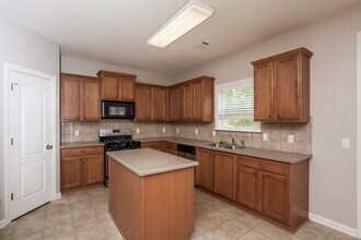 2528 Mockingbird Ln in Locust Grove, GA - Foto de edificio - Building Photo