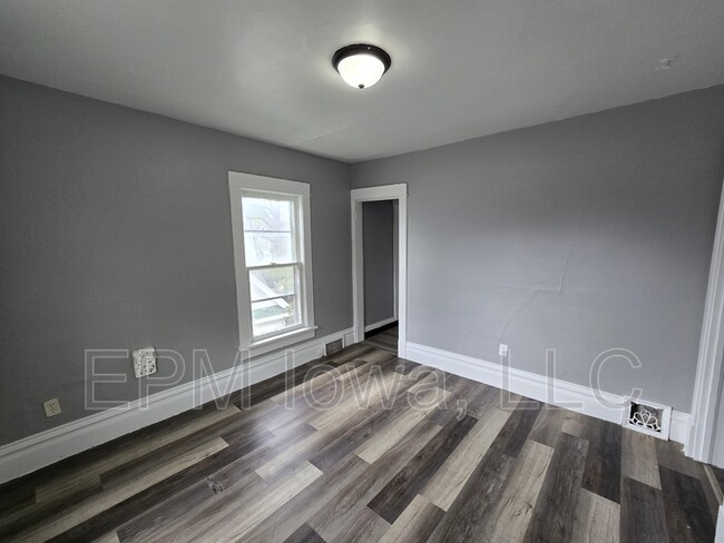 914 W 2nd St in Waterloo, IA - Building Photo - Building Photo