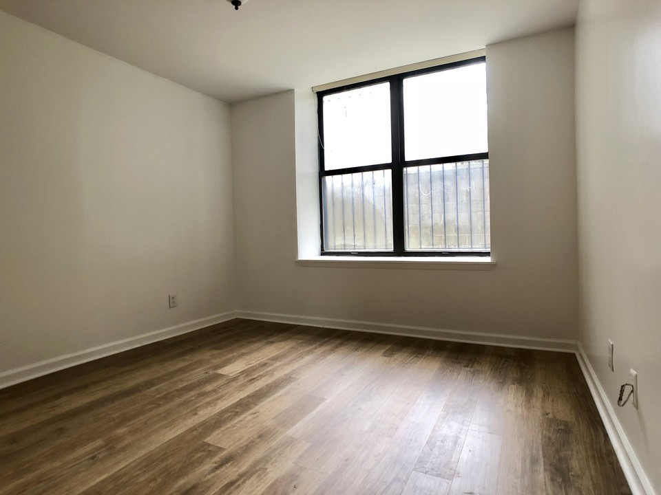 581 Academy St in New York, NY - Building Photo