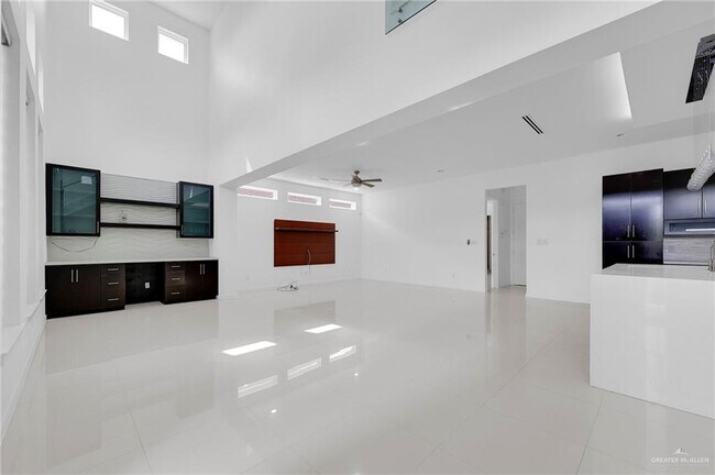 18 Redbud Ave W in McAllen, TX - Building Photo - Building Photo