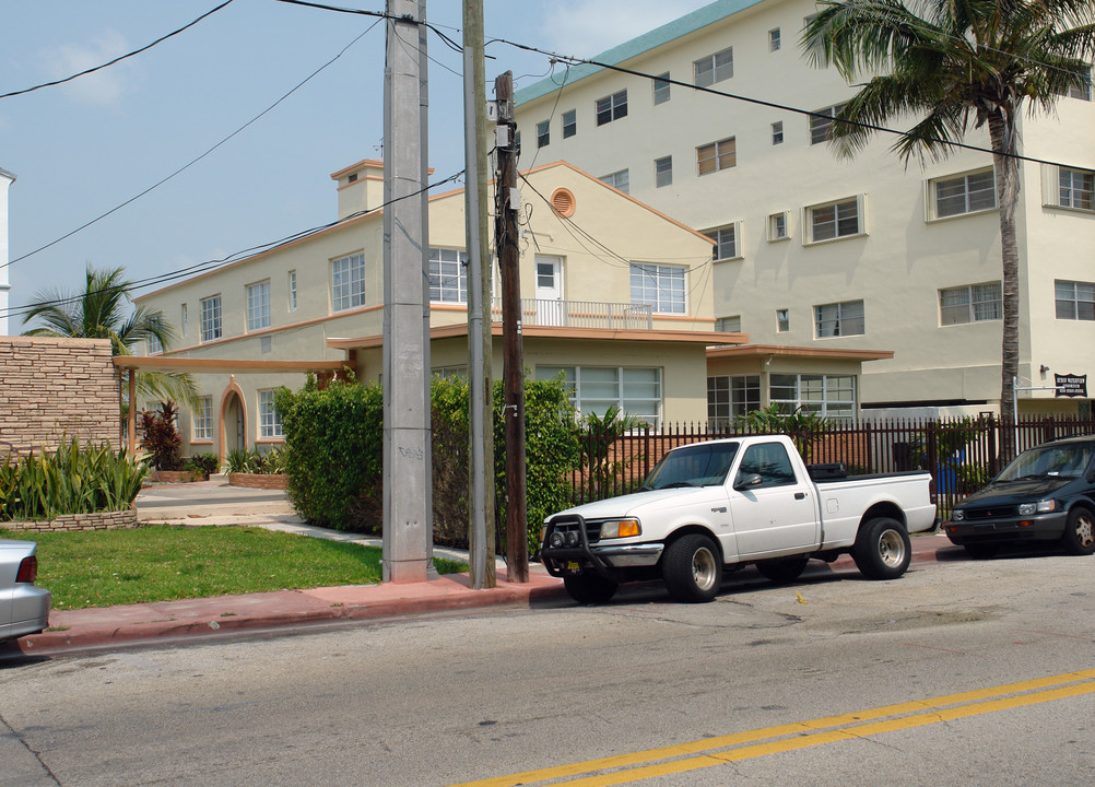 8240 Byron Ave in Miami Beach, FL - Building Photo