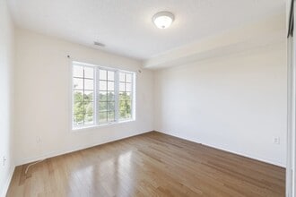 2 BED PLUS DEN - 1 BATH - SCARBOROUGH -  FOURPLEX in Toronto, ON - Building Photo - Building Photo