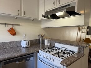 11652 Chenault St in Los Angeles, CA - Building Photo - Building Photo