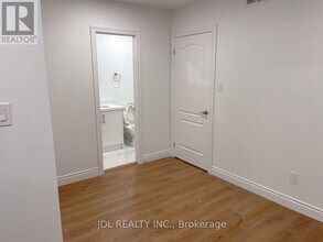 2561-2561 Hurontario St in Mississauga, ON - Building Photo - Building Photo