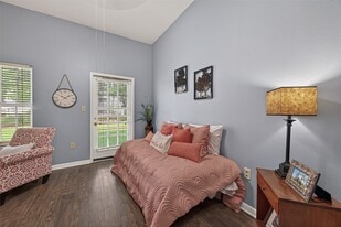 929 Rockmead Dr in Houston, TX - Building Photo