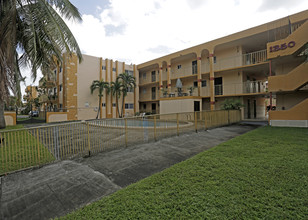 Regency Club Apartments in Hialeah, FL - Foto de edificio - Building Photo