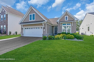 65 Ambermist Wy in Forked River, NJ - Foto de edificio - Building Photo
