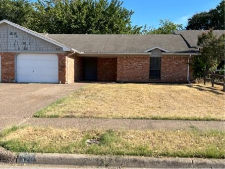 321 Asbury Dr in Saginaw, TX - Building Photo