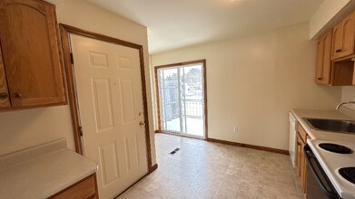 1052 Community Rd in Rotterdam, NY - Foto de edificio - Building Photo