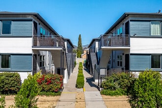 715 E Garfield Ave in Glendale, CA - Foto de edificio - Building Photo