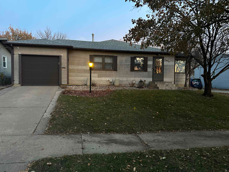 912 S Thompson Ave in Sioux Falls, SD - Building Photo