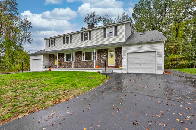 14 Clare Ln in Salem, NH - Building Photo - Building Photo