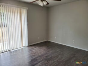 300 N Milam St in Seguin, TX - Building Photo - Building Photo