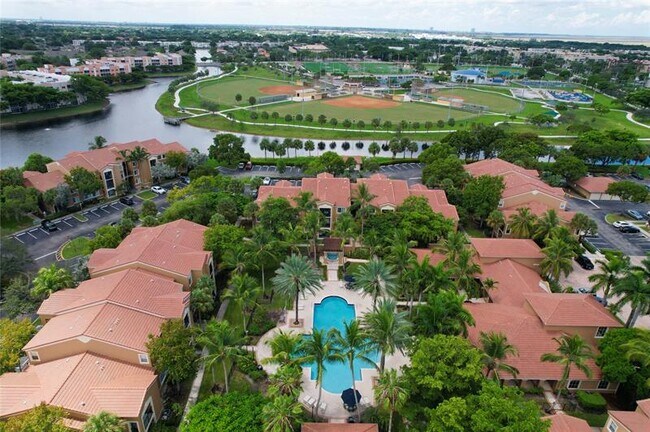 7940 N Nob Hill Rd in Tamarac, FL - Building Photo - Building Photo