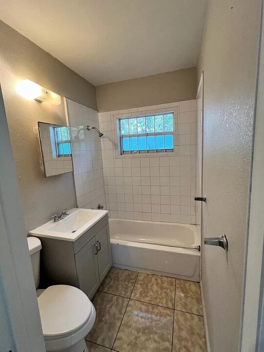 1610 NW 66th St in Miami, FL - Foto de edificio