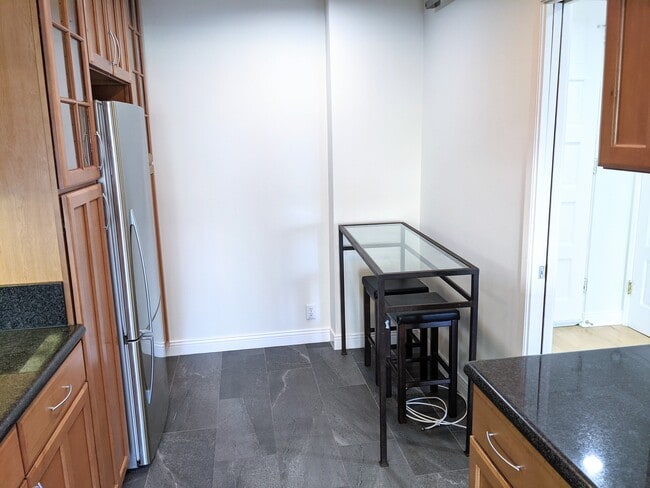 11656 Montana Ave, Unit 210 in Los Angeles, CA - Building Photo - Building Photo