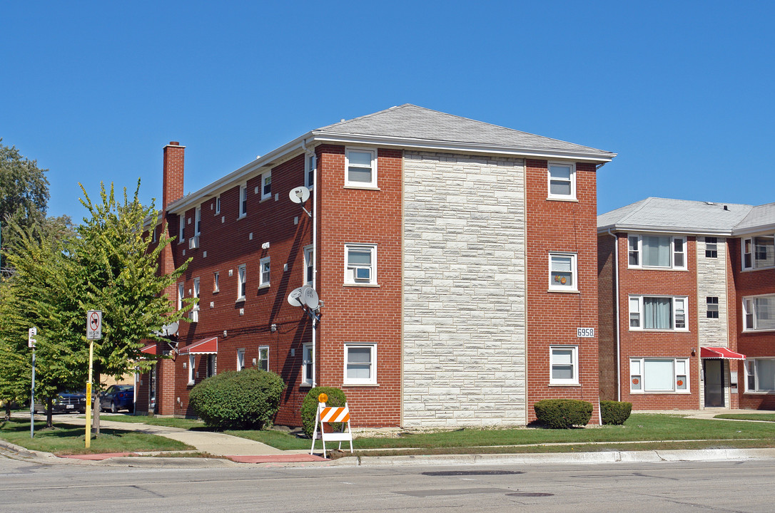 6958 W 65th St in Chicago, IL - Building Photo